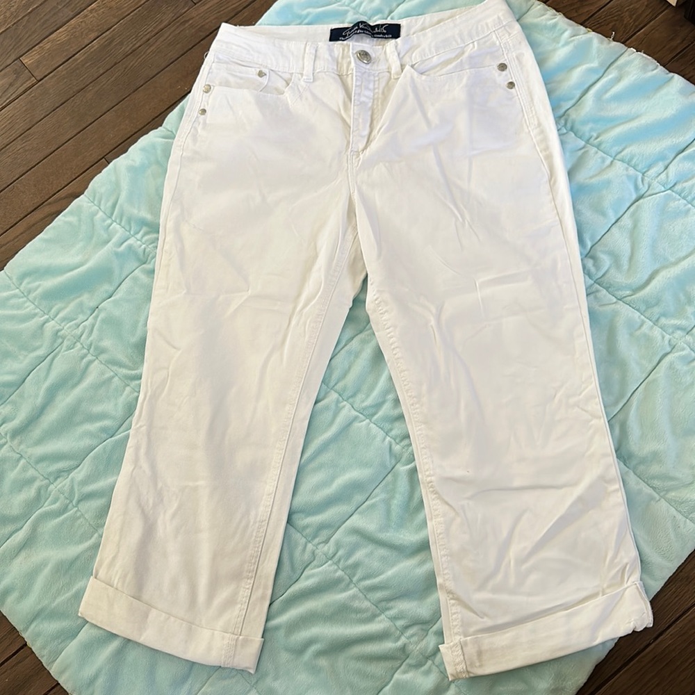 Gloria Vanderbilt White Capris